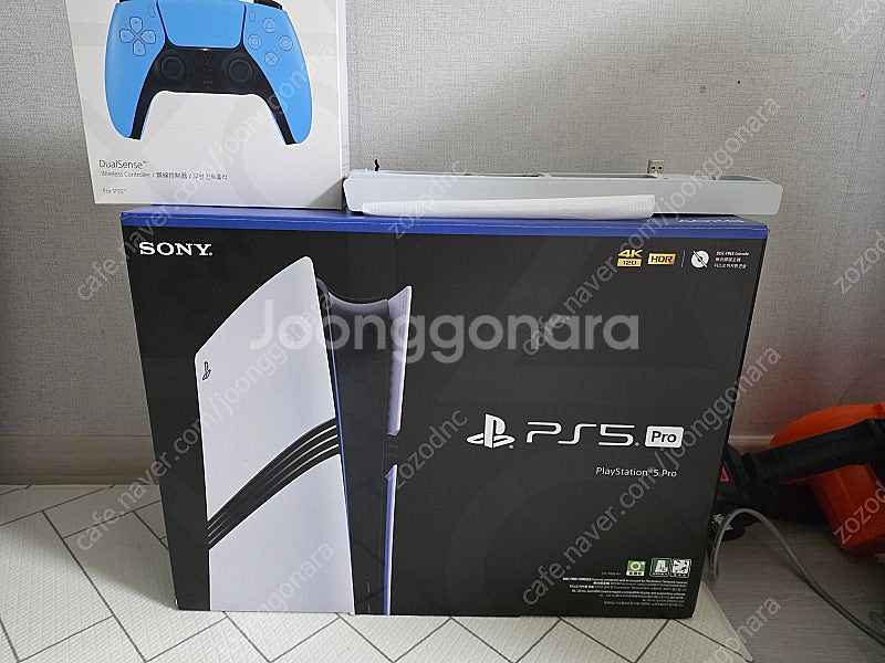 ps5 pro + 듀얼쇼크 미개봉(하늘색) 판매합니다--2