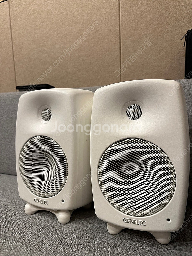 제네렉 8330a 화이트 모니터스피커 판매합니다.--1