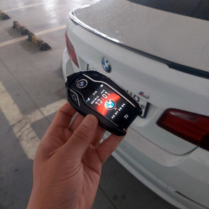 BMW 1시리즈, 3시리즈, 5시리즈, X3, X5, X7, iX 전연식 차량키에서 화면 터치 디스플레이 스마트키로 업그레이드