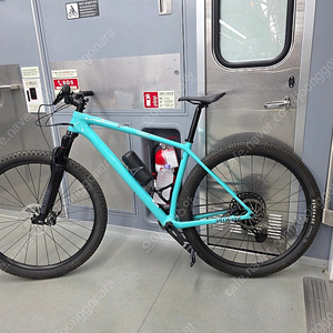 2022년식 스페셜라이즈드 에픽 L 제품입니다 소비자가격 290만원, 1차 구매자 적정 키 178-185. 카본프레임 무게 10.5kg(페달제외), 실주행거리 약 500km, 출고