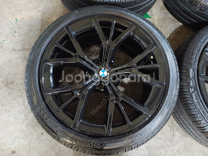 [판매] BMW G30 5시리즈 845M 블랙 19인치...--4