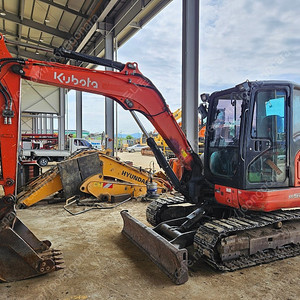 구보다 KX57 2011년식 저가동 고무패드 회전라인 02 중고굴삭기