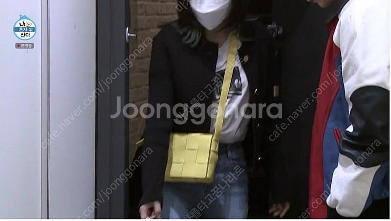 보테가베네타 카세트백 (나혼산 태연 카세트백)--2