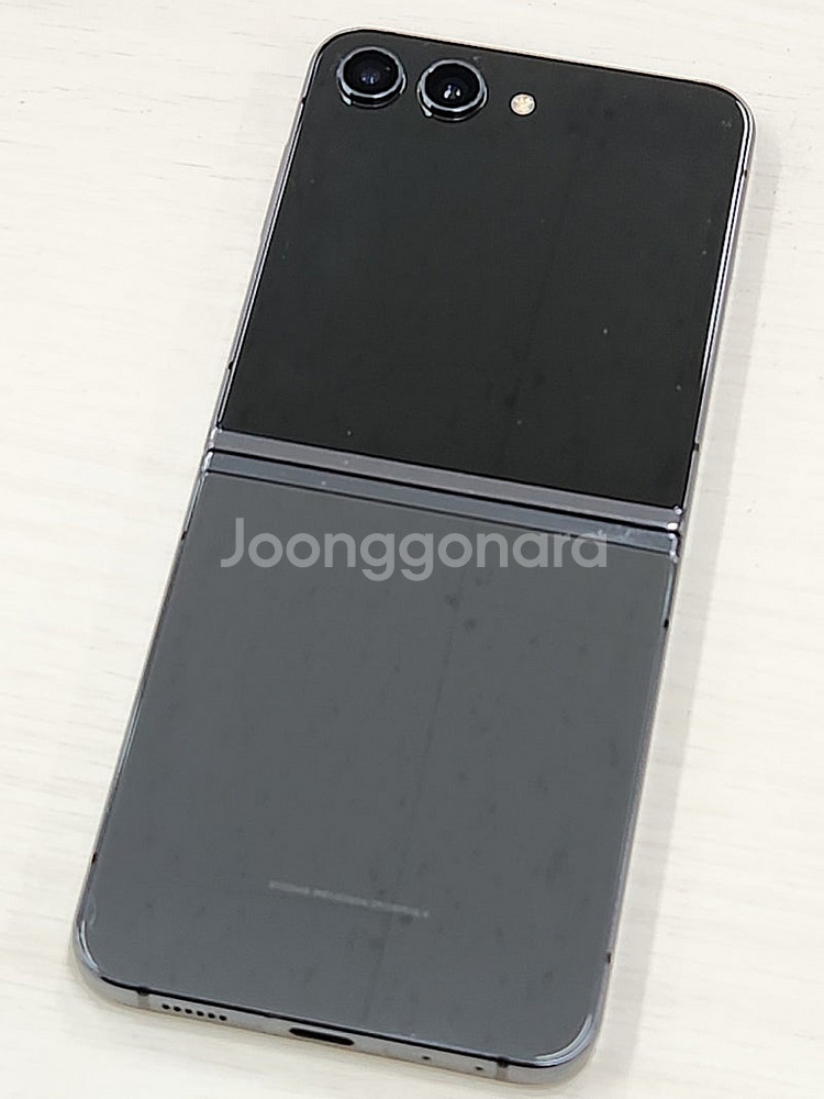 갤럭시 Z플립5 블랙색상 256용량 외관상태좋은 꿀매물...--0