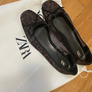 <새상품> 자라 정품 메쉬 호피 플랫슈즈 EU38 245사이즈 판매합니다.