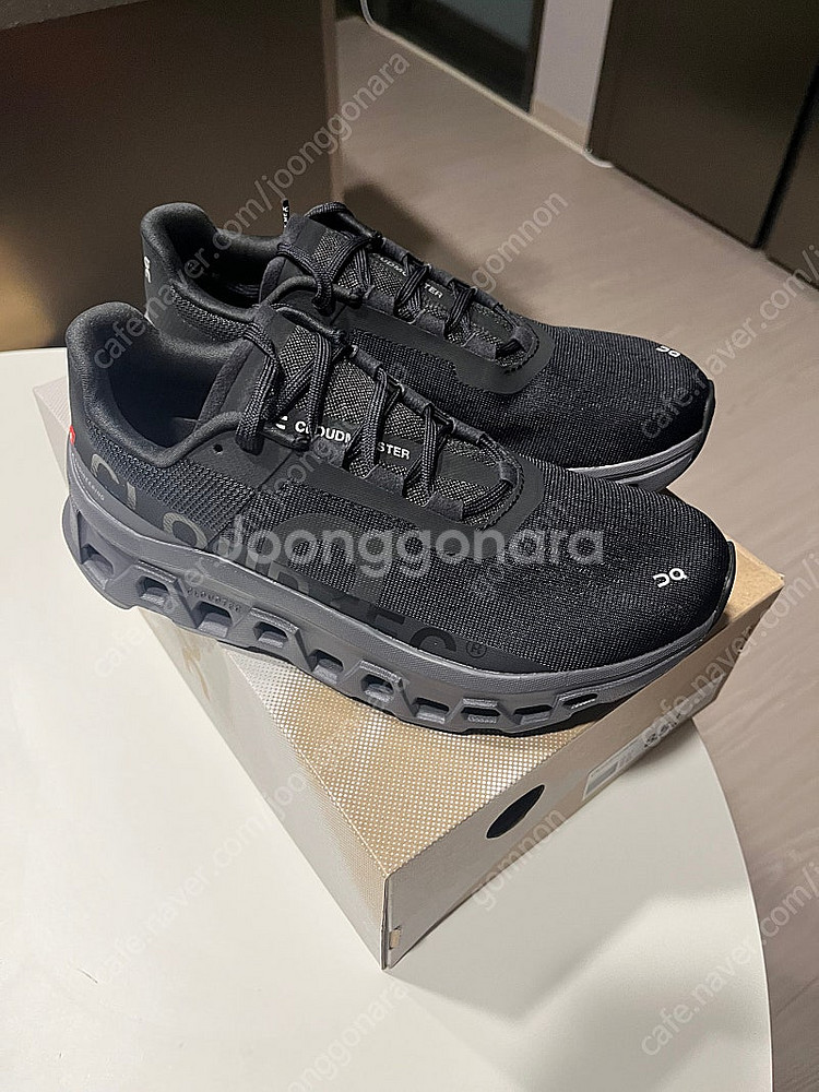 온러닝 클라우드몬스터 블랙 마그넷 팝니다--1