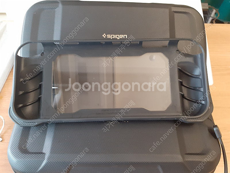 닌텐도스위치 슈피겐 휴대용 보호케이스팝니다--2