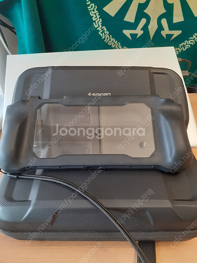 닌텐도스위치 슈피겐 휴대용 보호케이스팝니다--3