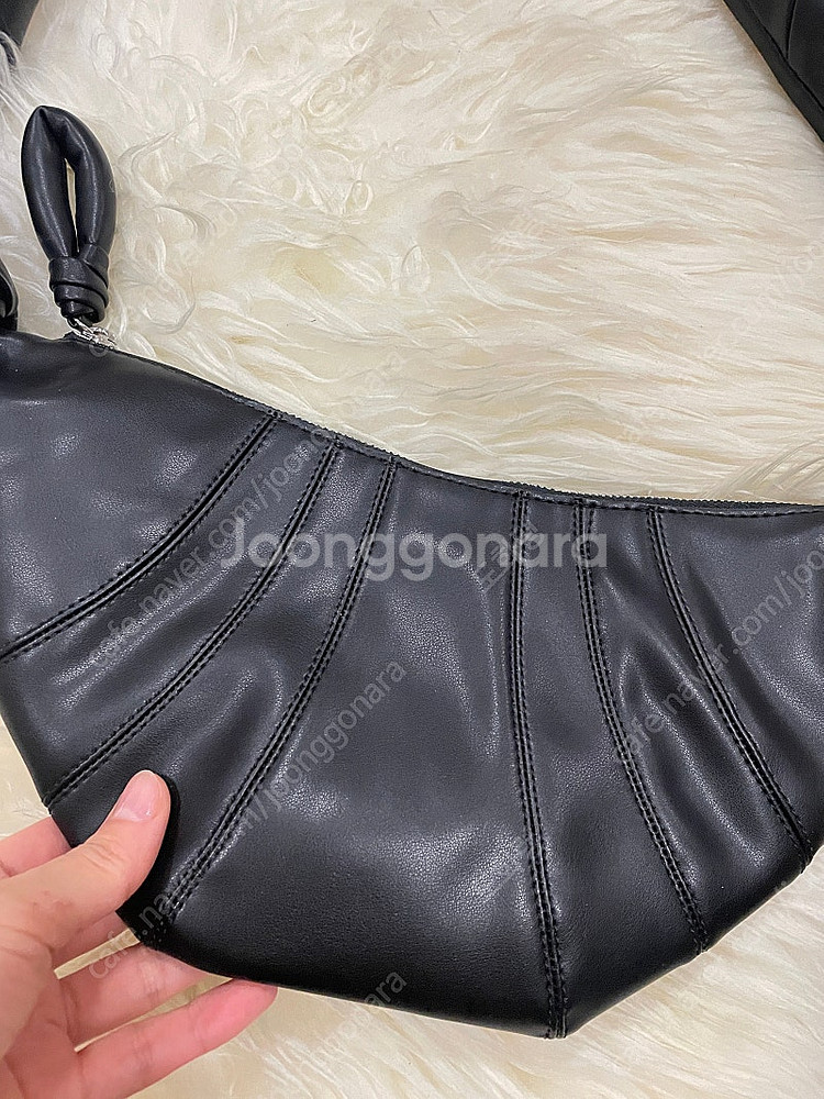 르메르 크루아상백 스몰 (블랙 컬러 / 양가죽)--2
