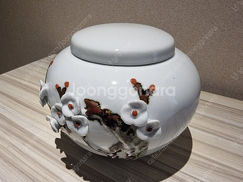 입체적인 매화꽃이 단아한 백자항아리--1