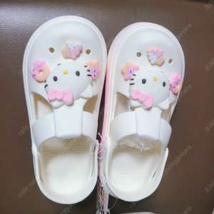 새상품 헬로키티샌들 키티슬리퍼 키티 크록스 구름샌들 산리오 헬로키티