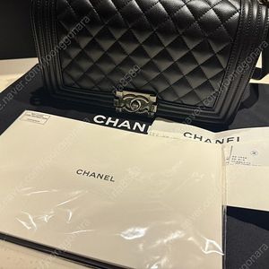 샤넬 보이 미듐 블랙캐비어