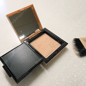 정샘물 스킨 누더 팩트(새틴누드) 운포1.5만 팝니다(2번사용)