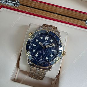오메가 씨마스터 다이버 300 옐로우 골드 청판 42mm 42미리 스틸 콤비 210.20.42.20.03.001 판매합니다.