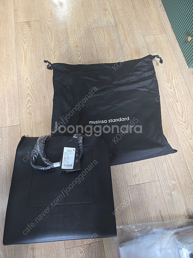무신사 스탠다드 비건 레더 스퀘어 토트백 판매합니다.--2