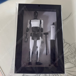 테슬라 옵티머스 봇 피규어 판매합니다.