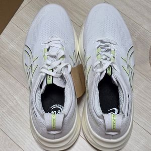 [265mm] 아식스 런닝화 젤 님버스 26 새제품 팝니다