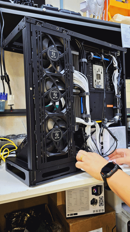 두둥! 블랙 어항케이스의 압도적 존재감! RTX5090...--1