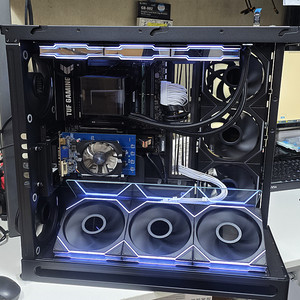 두둥! 블랙 어항케이스의 압도적 존재감! RTX5090탑재! 게이밍 컴퓨터렌탈 월30부터 9800X3D GPU AI컴퓨터도 OK