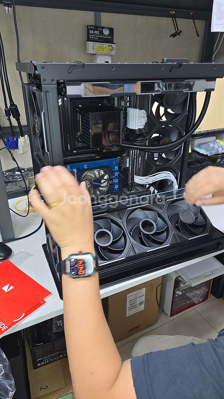 두둥! 블랙 어항케이스의 압도적 존재감! RTX5090...--4