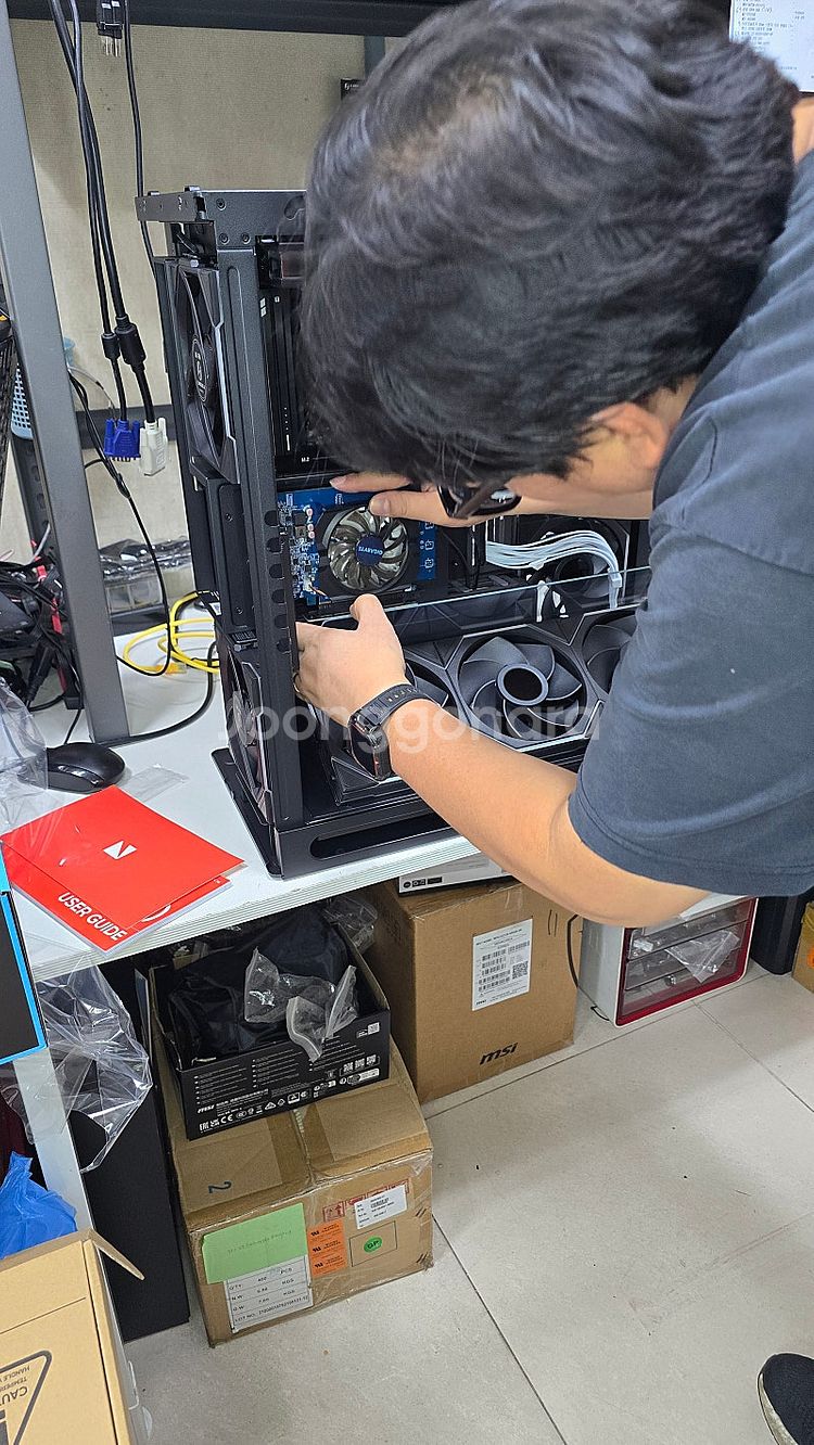 두둥! 블랙 어항케이스의 압도적 존재감! RTX5090...--5