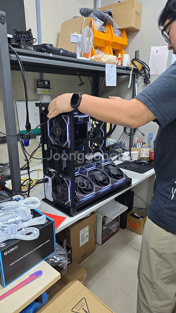 두둥! 블랙 어항케이스의 압도적 존재감! RTX5090...--6