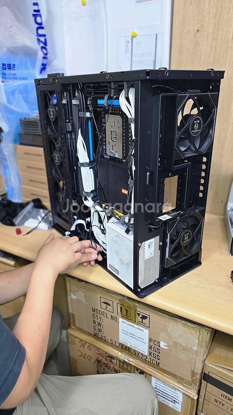 두둥! 블랙 어항케이스의 압도적 존재감! RTX5090...--7