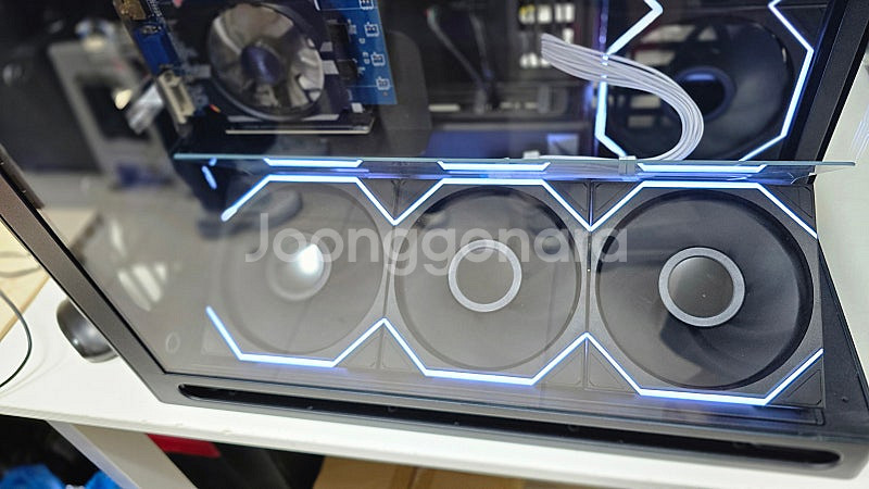 두둥! 블랙 어항케이스의 압도적 존재감! RTX5090...--8