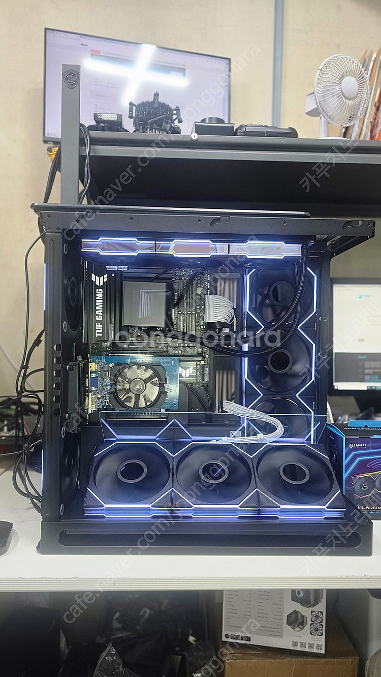 두둥! 블랙 어항케이스의 압도적 존재감! RTX5090...--9