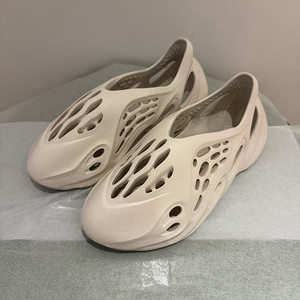 아디다스 이지폼러너 샌드