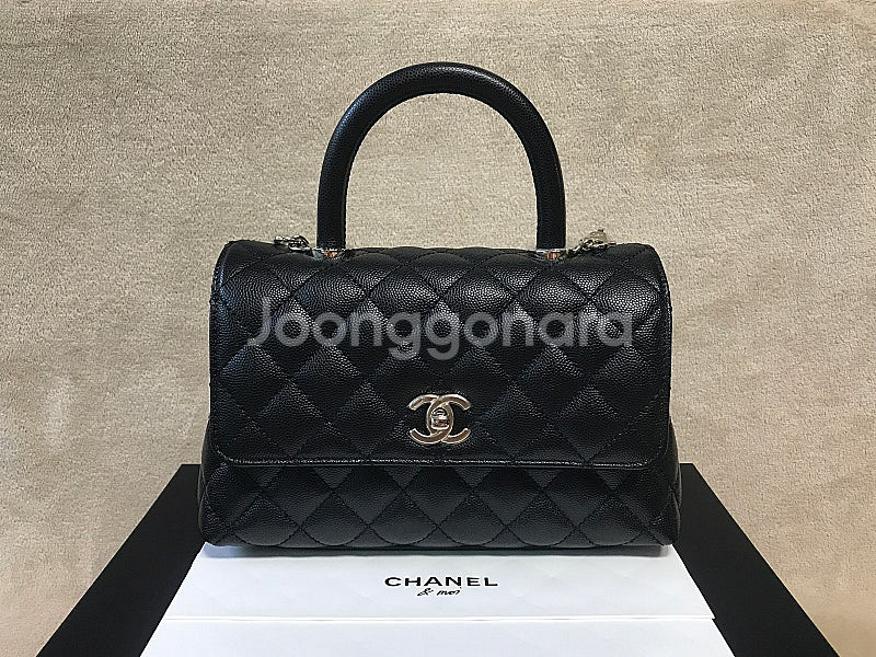 [새상품] 샤넬 코코핸들 미듐 블랙 캐비어 샴골 인보이...--1