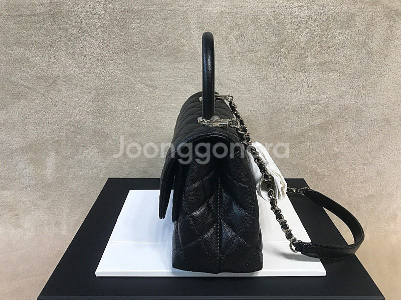 [새상품] 샤넬 코코핸들 미듐 블랙 캐비어 샴골 인보이...--3