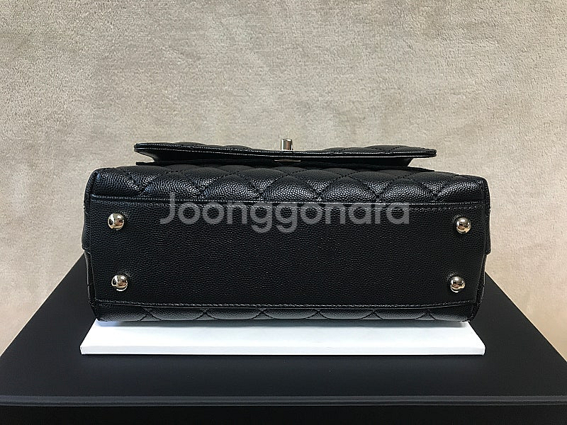 [새상품] 샤넬 코코핸들 미듐 블랙 캐비어 샴골 인보이...--5