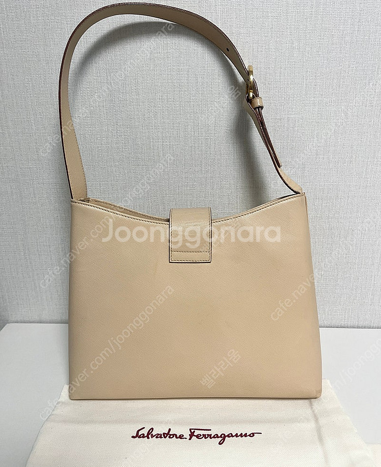 정품 페라가모 숄더백 베이지--3