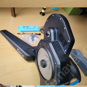 스마트로라 탁스 플럭스 S 팝니다. 엑슬어뎁터O 림,디스크 둘다 사용가능 Tacx FLUX S 림브 디브