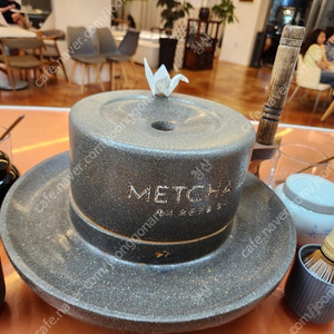 맷돌과 도자기 장식장