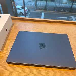 맥북프로 m4 14인치 16gb 1TB 거의 새거 애케플 포함 판매합니다