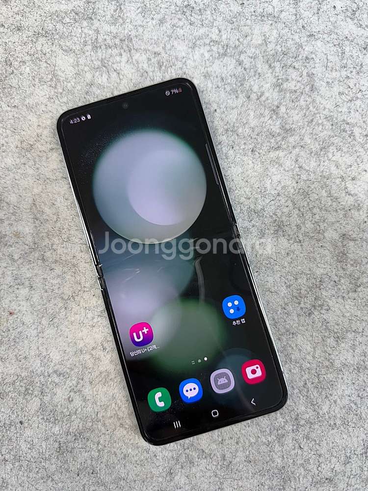 갤럭시Z플립5 민트 256G 24년8월개통 미파손 무잔...--2