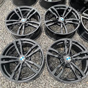 (판매)18인치 BMW 441M 유광블랙 순정휠타이어 한대분 판매합니다