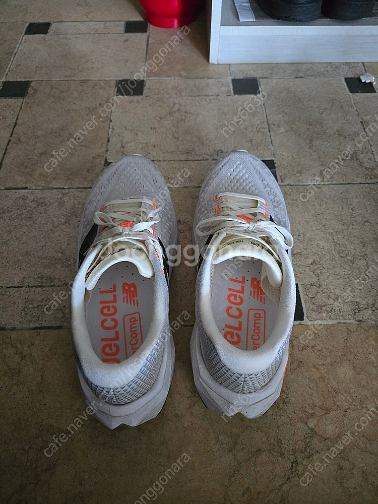 뉴발란스 SC트레이너V3 2E 275mm 팝니다.--0