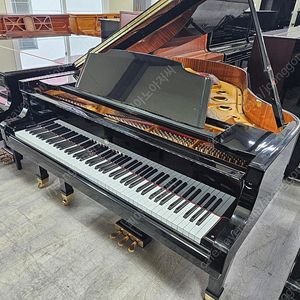 작은사이즈 영창그랜드피아노 G-175BP