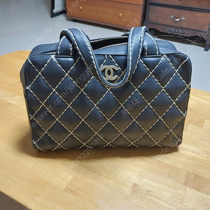 샤넬 블랙 퀼팅 볼링백입니다. 가로 약 25cm, 높이 약 18cm,