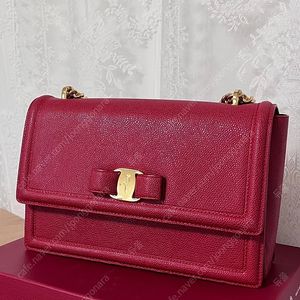 정품 페라가모 지니백 미듐 레드 버건디 숄더백 상태아주좋음 21-G462