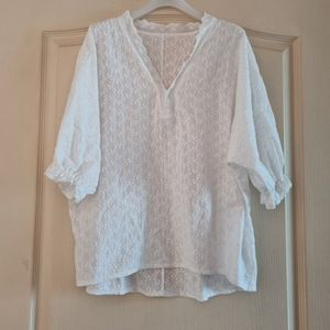 펀칭 레이스 블라우스 ㅡ 5천