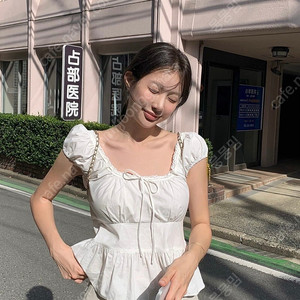 릴리코츠 피오니블라우스
