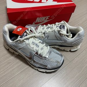 [270] 나이키 우먼스 줌 보메로5 포톤 더스트 앤 메탈릭 실버 새상품