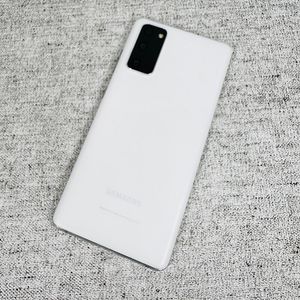외관SSS급 무잔상 갤럭시 S20FE 화이트색상 128G 18만원 판매합니다.SKT