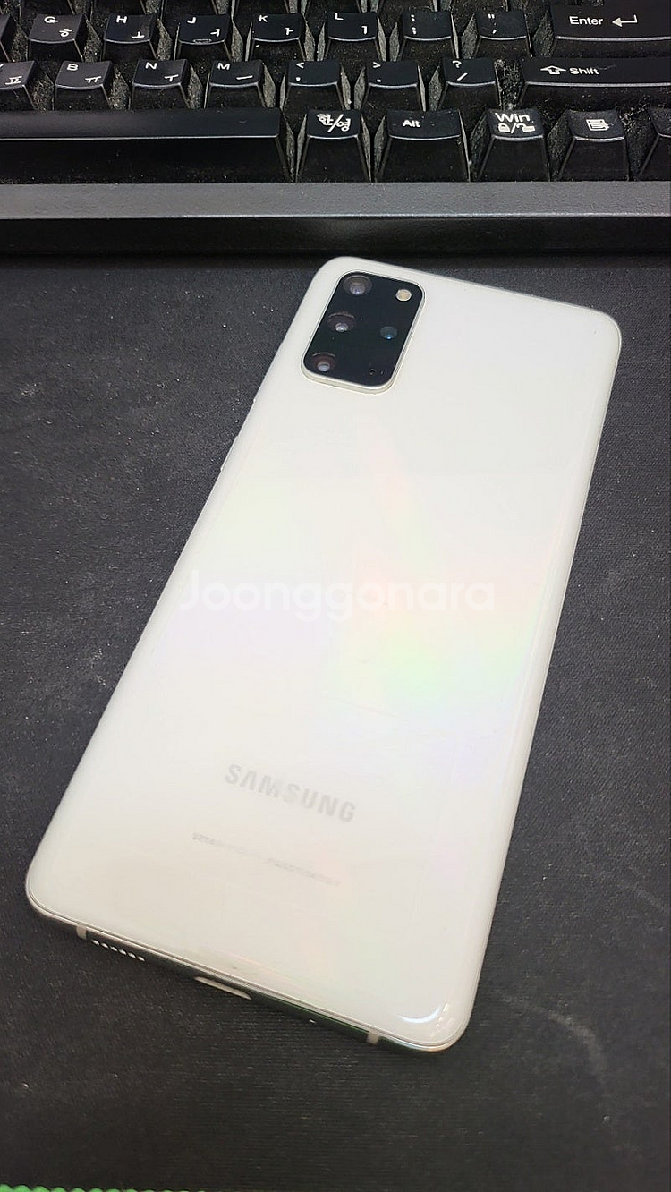 갤럭시S20플러스 화이트 256GB 무잔상 상태좋은 중고20만팝니다.--0