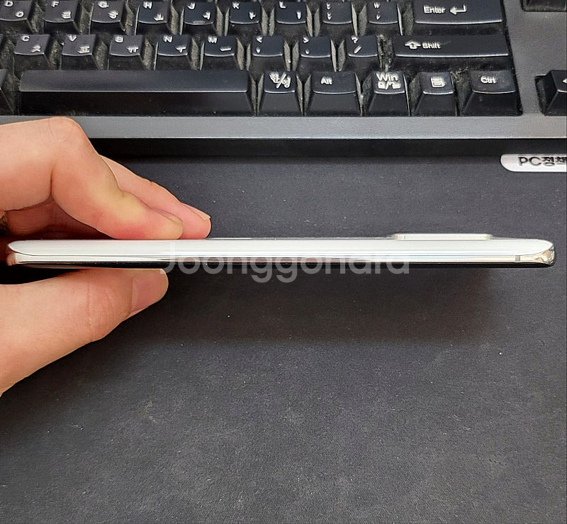 갤럭시S20플러스 화이트 256GB 무잔상 상태좋은 중고20만팝니다.--3