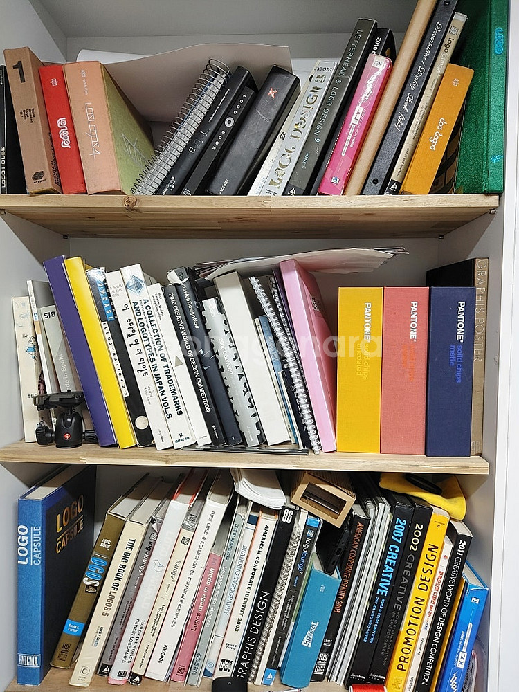 pantone 팬톤 칩북과 로고디자인 서적들--2